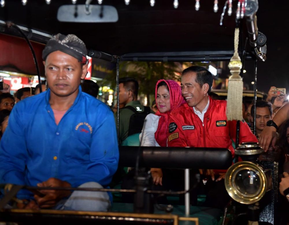 9 Momen kebersamaan Jokowi dan Iriana ini sederhana tapi romantis