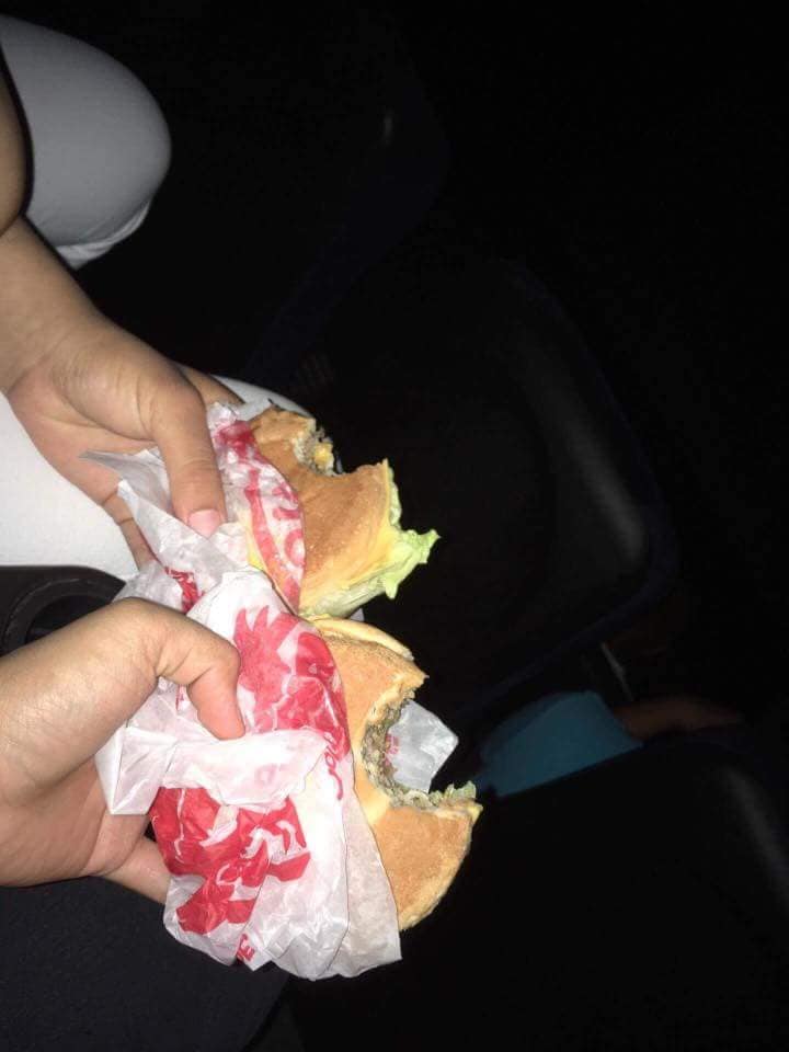 Selundupkan burger ke bioskop, cewek ini pakai cara cerdas tak terduga