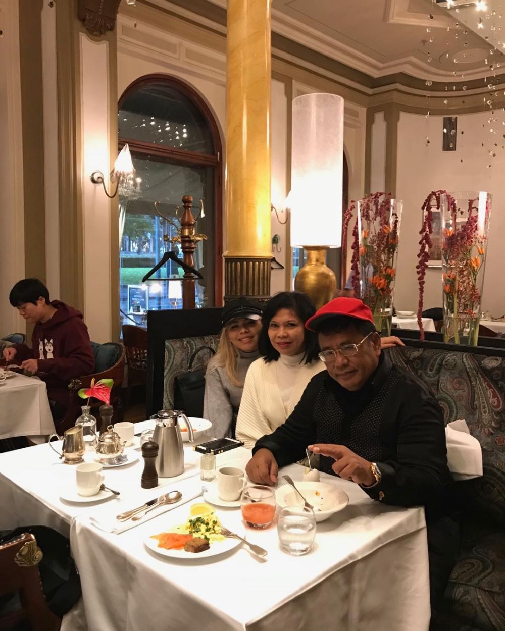 Kerap dikelilingi wanita cantik, ini 7 kemesraan Hotman Paris & istri