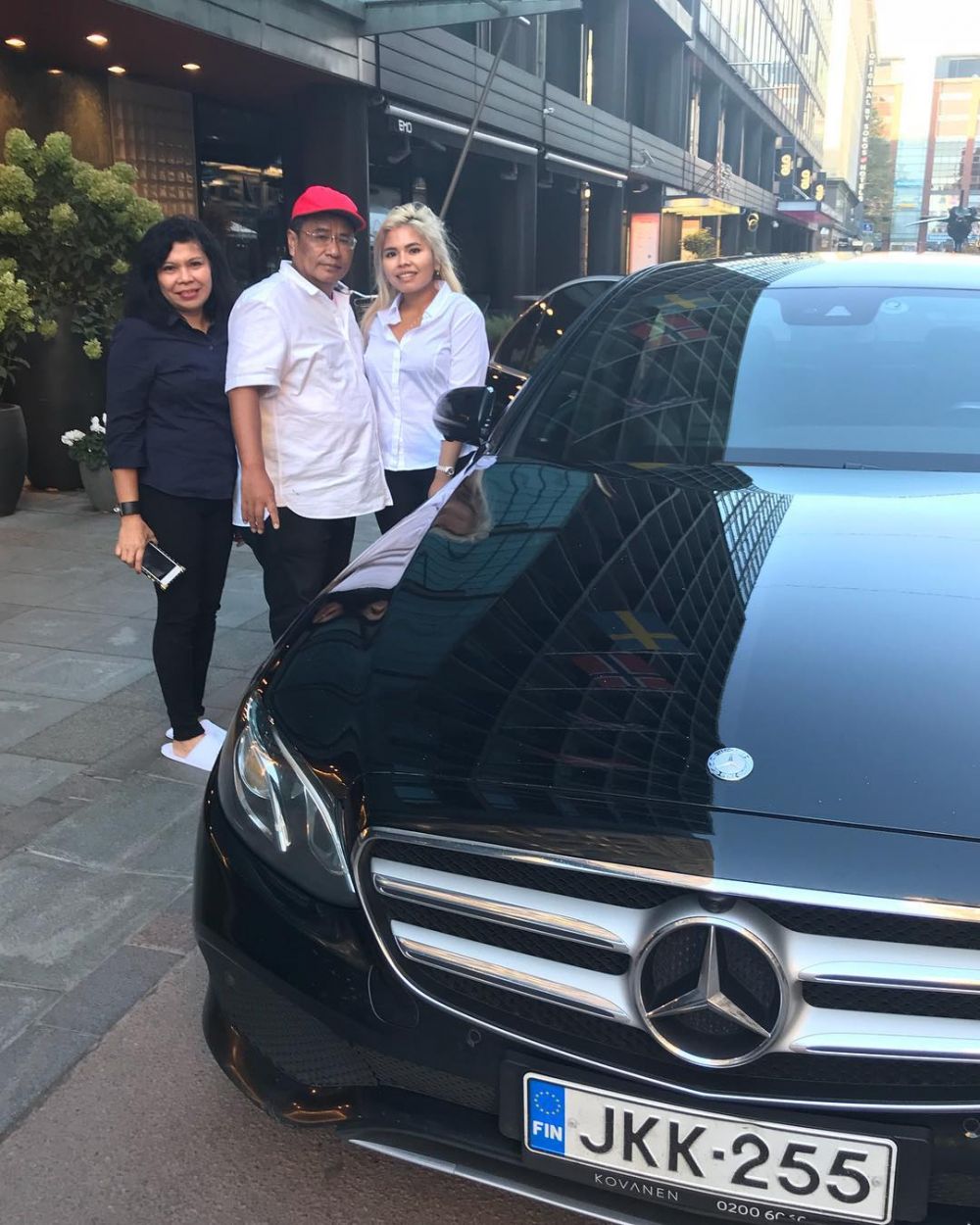 Kerap dikelilingi wanita cantik, ini 7 kemesraan Hotman Paris & istri