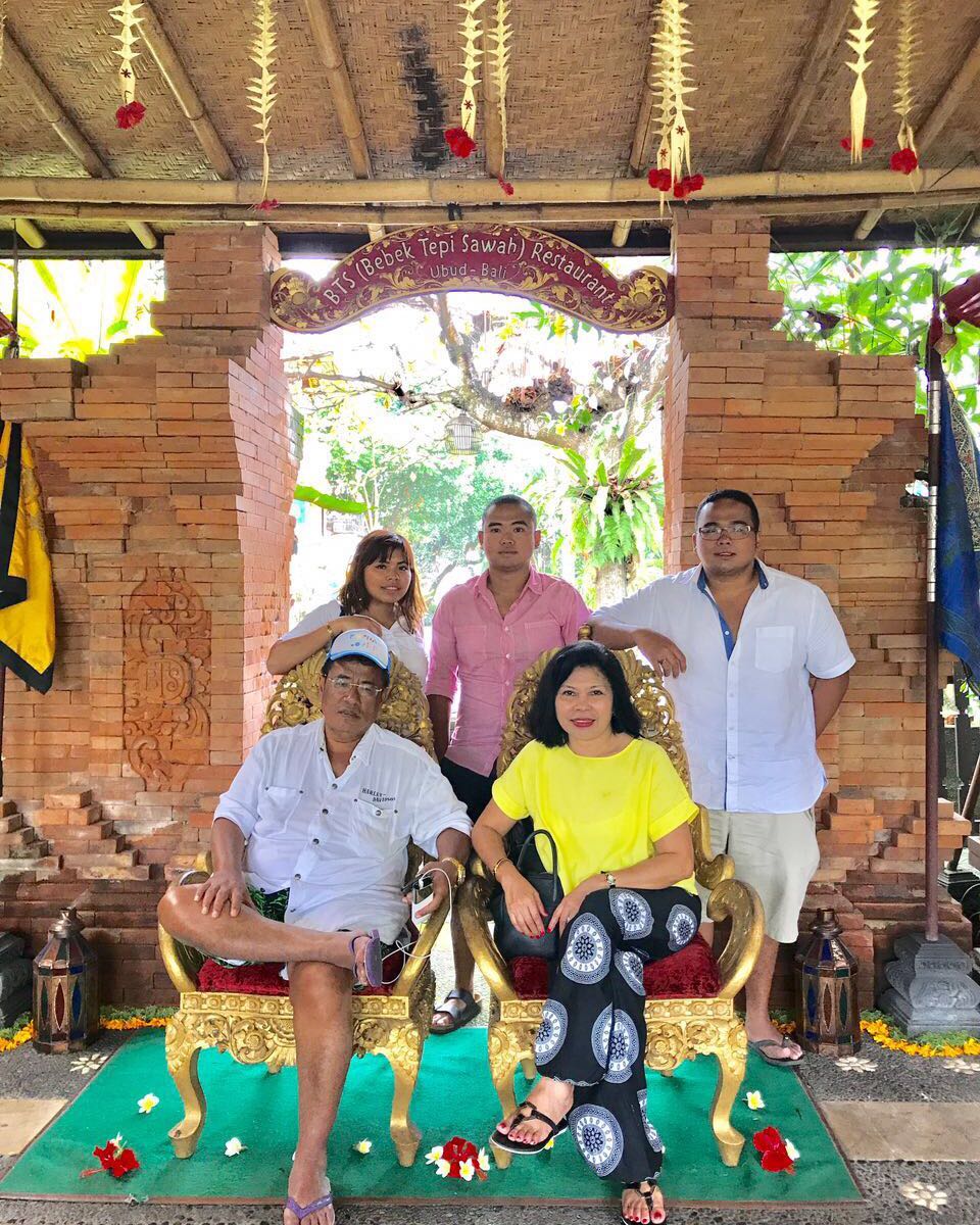 Kerap dikelilingi wanita cantik, ini 7 kemesraan Hotman Paris & istri