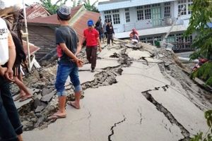 Dampak gempa Palu jalan naik setinggi rumah, videonya bikin merinding
