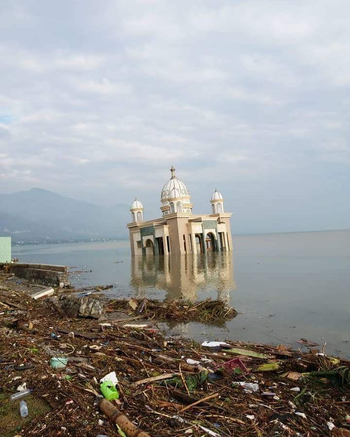 Diterjang gempa dan tsunami, masjid terapung di Palu tetap kokoh
