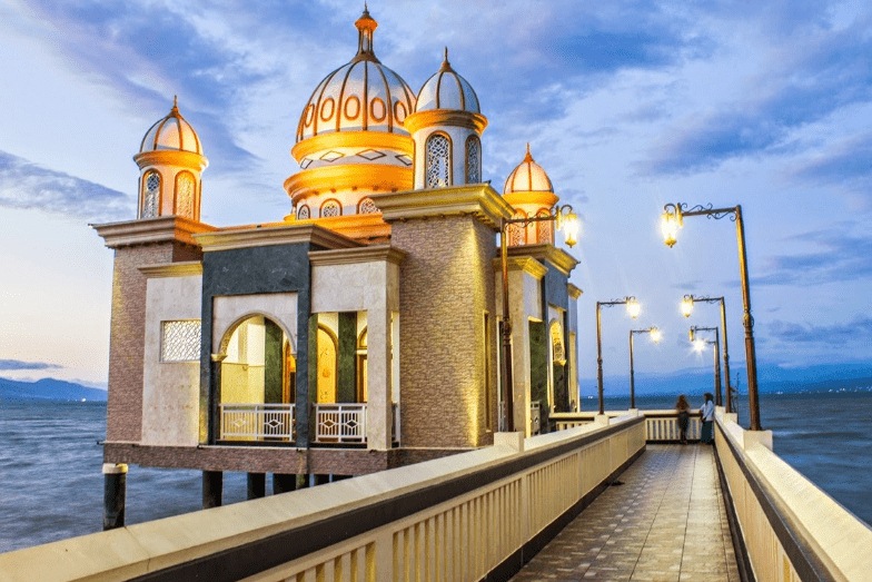 Diterjang gempa dan tsunami, masjid terapung di Palu tetap kokoh