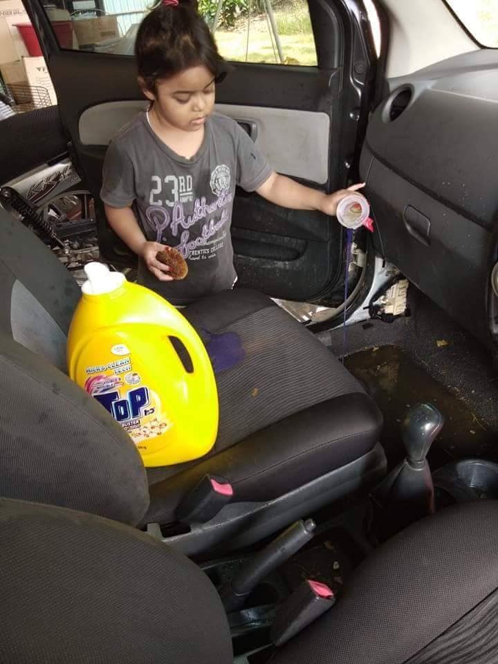Disuruh cuci mobil karena tumpahan minuman, aksi anak ini bikin kaget