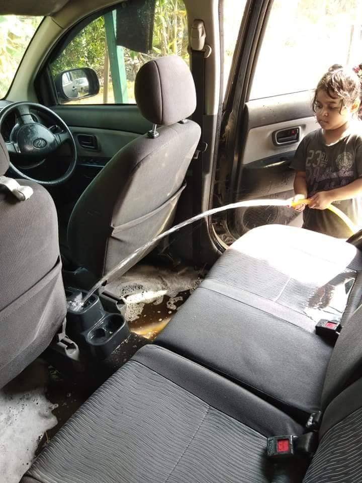 Disuruh cuci mobil karena tumpahan minuman, aksi anak ini bikin kaget