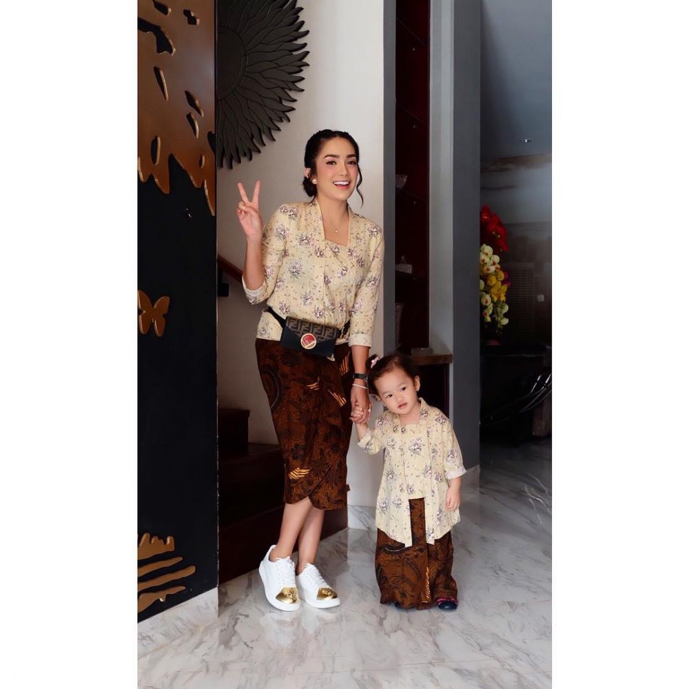 Adu gaya 6 seleb cantik kembaran kebaya bareng anak, mana favoritmu?