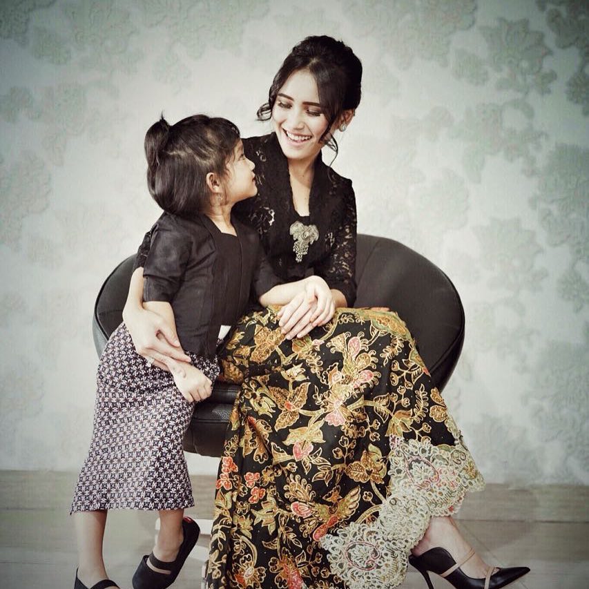 Adu gaya 6 seleb cantik kembaran kebaya bareng anak, mana favoritmu?