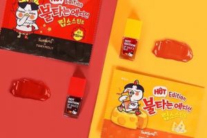 Kolaborasi unik camilan & kosmetik ini hadirkan makeup mi samyang