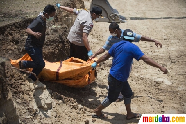 10 Potret pemakaman massal korban gempa & tsunami di Palu-Donggala