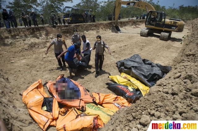 10 Potret pemakaman massal korban gempa & tsunami di Palu-Donggala