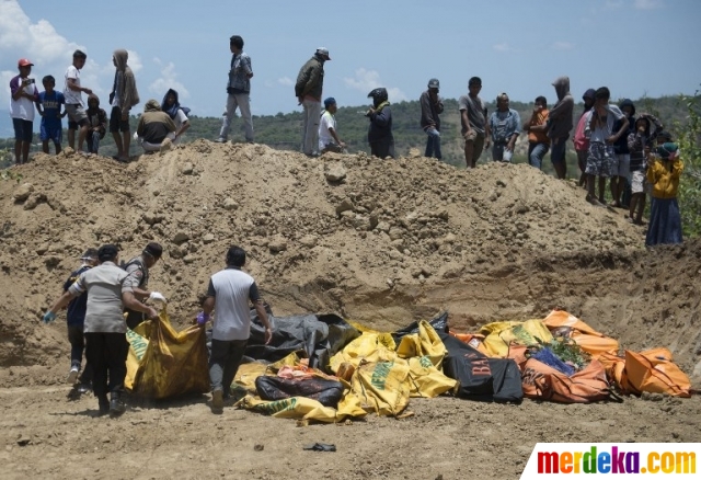 10 Potret pemakaman massal korban gempa & tsunami di Palu-Donggala