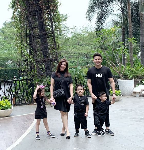 10 Potret kompak Jonathan Frizzy dan keluarga kecilnya, harmonis abis