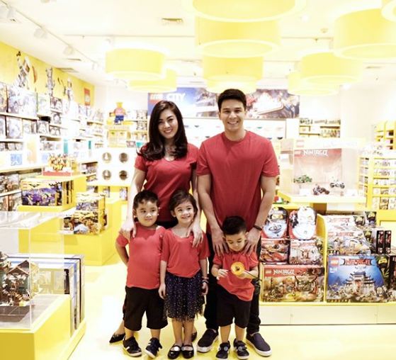 10 Potret kompak Jonathan Frizzy dan keluarga kecilnya, harmonis abis