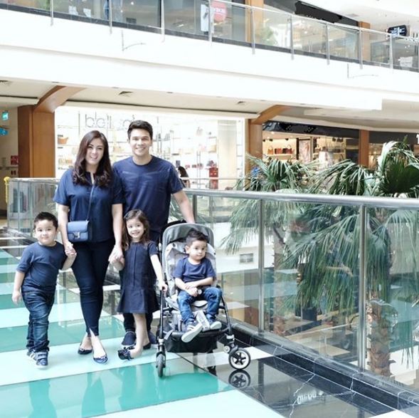 10 Potret kompak Jonathan Frizzy dan keluarga kecilnya, harmonis abis