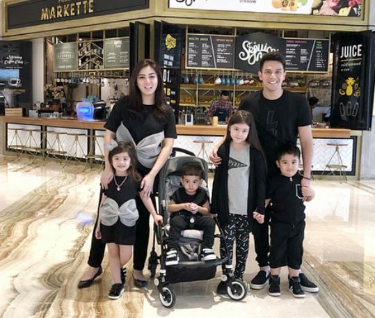 10 Potret kompak Jonathan Frizzy dan keluarga kecilnya, harmonis abis