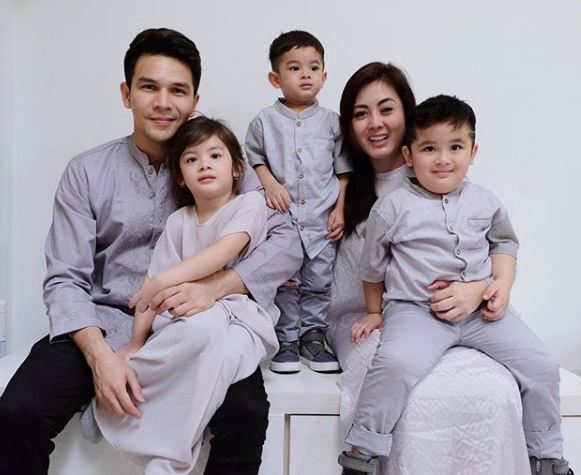 10 Potret kompak Jonathan Frizzy dan keluarga kecilnya, harmonis abis