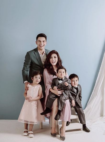 10 Potret kompak Jonathan Frizzy dan keluarga kecilnya, harmonis abis