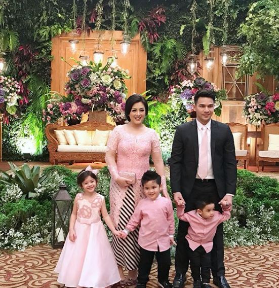 10 Potret kompak Jonathan Frizzy dan keluarga kecilnya, harmonis abis