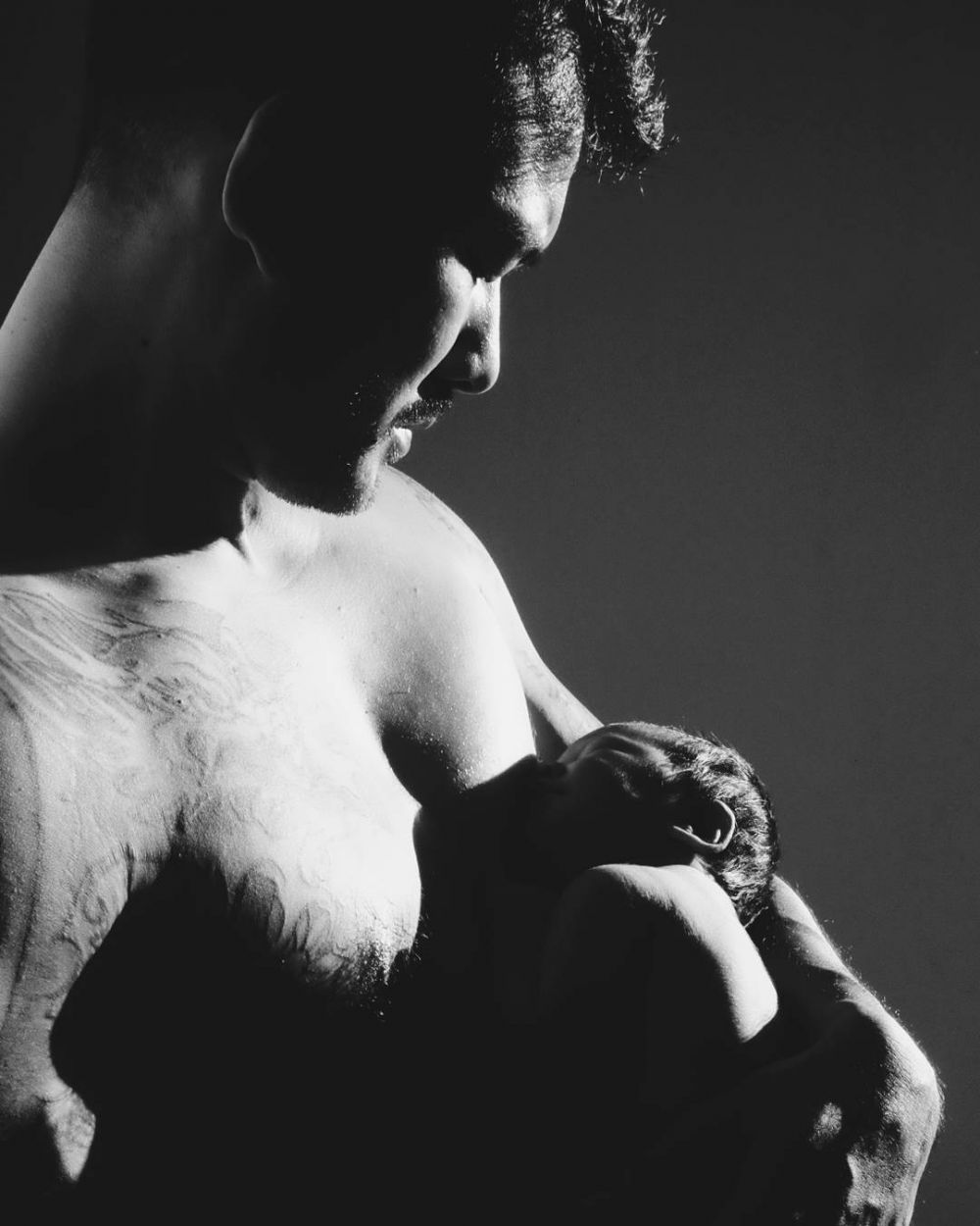 Jadi hot daddy, ini gaya 5 seleb pria tidurkan anak di dada