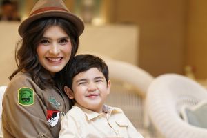 Jarang terekspos, ini 6 potret tampan Navies Naif suami Carissa Puteri