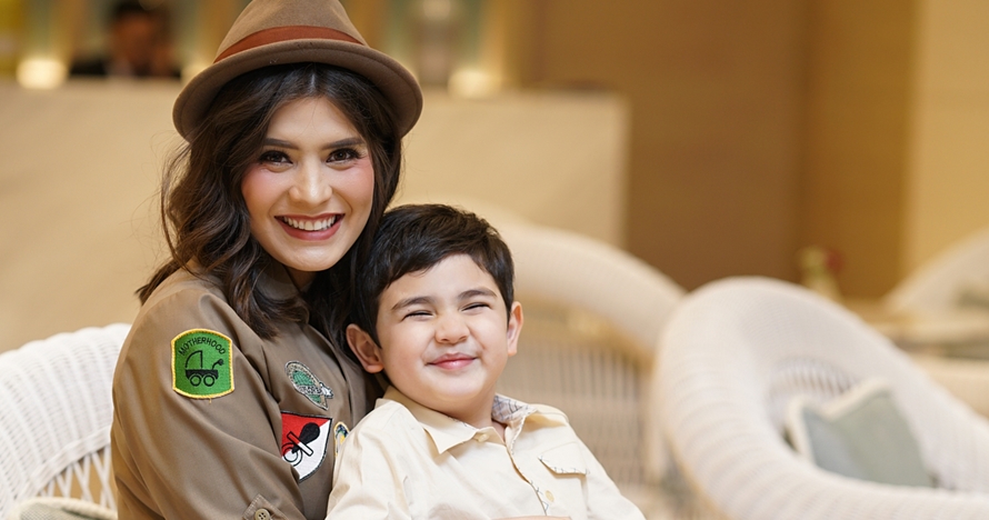 Jarang terekspos, ini 6 potret tampan Navies Naif suami Carissa Puteri