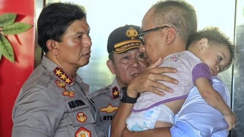 7 Potret haru Mensos Agus Gumiwang gendong balita korban gempa Palu