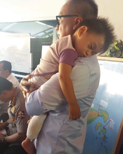 7 Potret haru Mensos Agus Gumiwang gendong balita korban gempa Palu