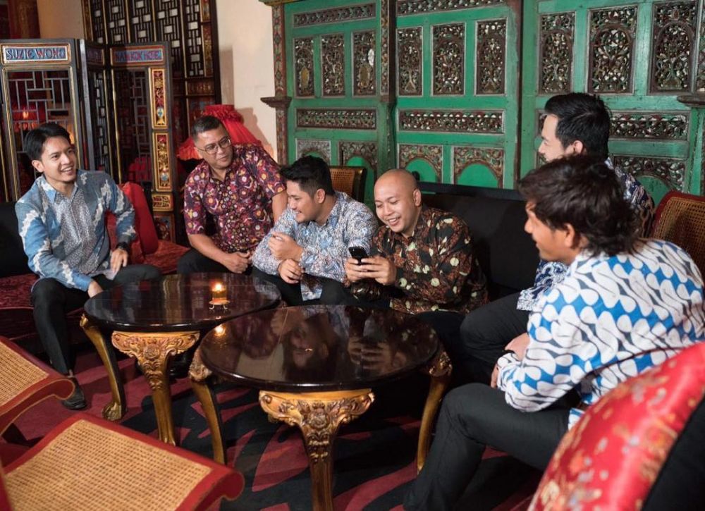 Peringati Hari Batik Nasional, 20 seleb ini kenakan busana batik