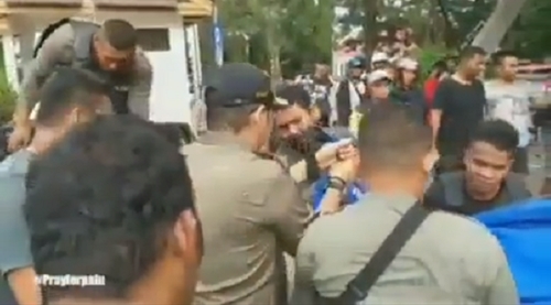 6 Momen Pasha Ungu bantu warganya, dari angkat galon sampai jenazah