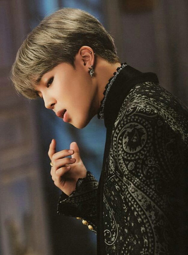 Makin memesona, begini gaya 10 idol K-Pop saat pakai batik