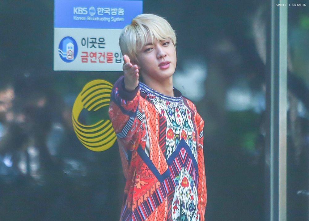 Makin memesona, begini gaya 10 idol K-Pop saat pakai batik