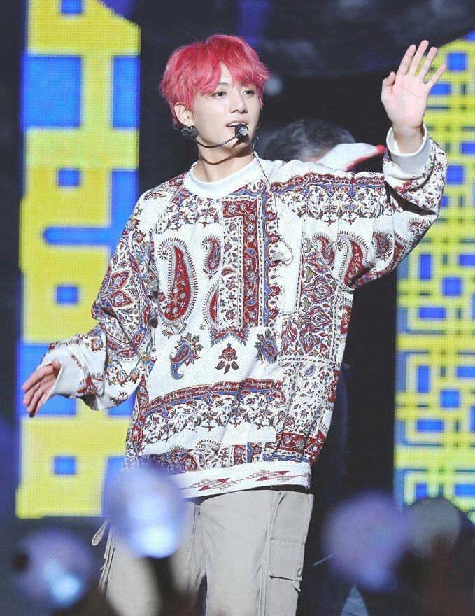 Makin memesona, begini gaya 10 idol K-Pop saat pakai batik