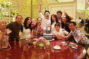 6 Momen ulang tahun Angga Wijaya, surprise mewah dari Dewi Perssik