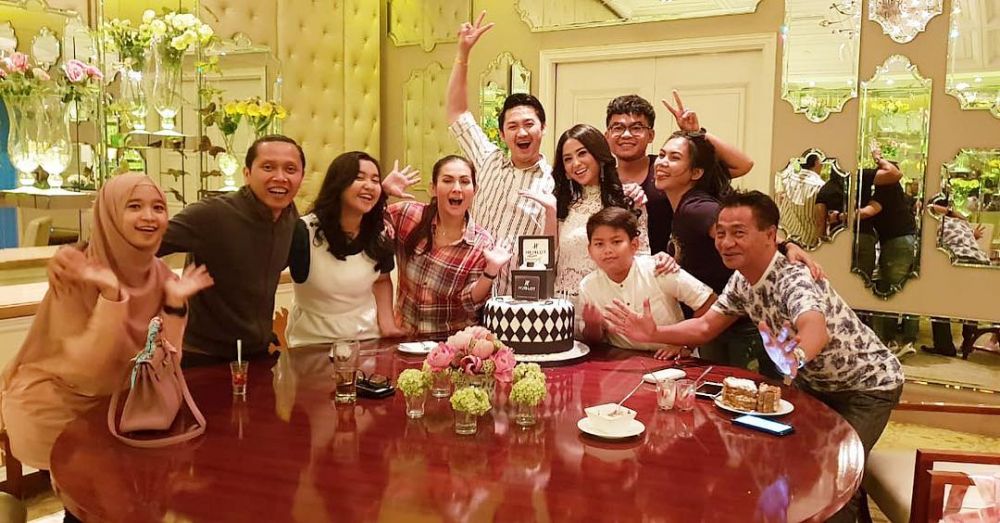6 Momen ulang tahun Angga Wijaya, surprise mewah dari Dewi Perssik