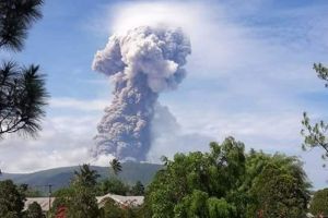 4 Potret letusan Gunung Soputan, tinggi abu vulkanik capai 4.000 meter