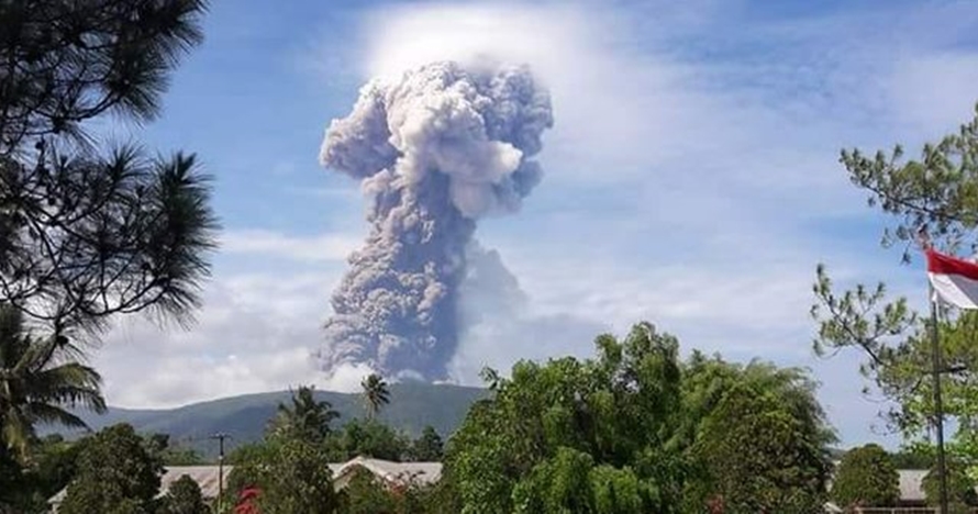 4 Potret letusan Gunung Soputan, tinggi abu vulkanik capai 4.000 meter