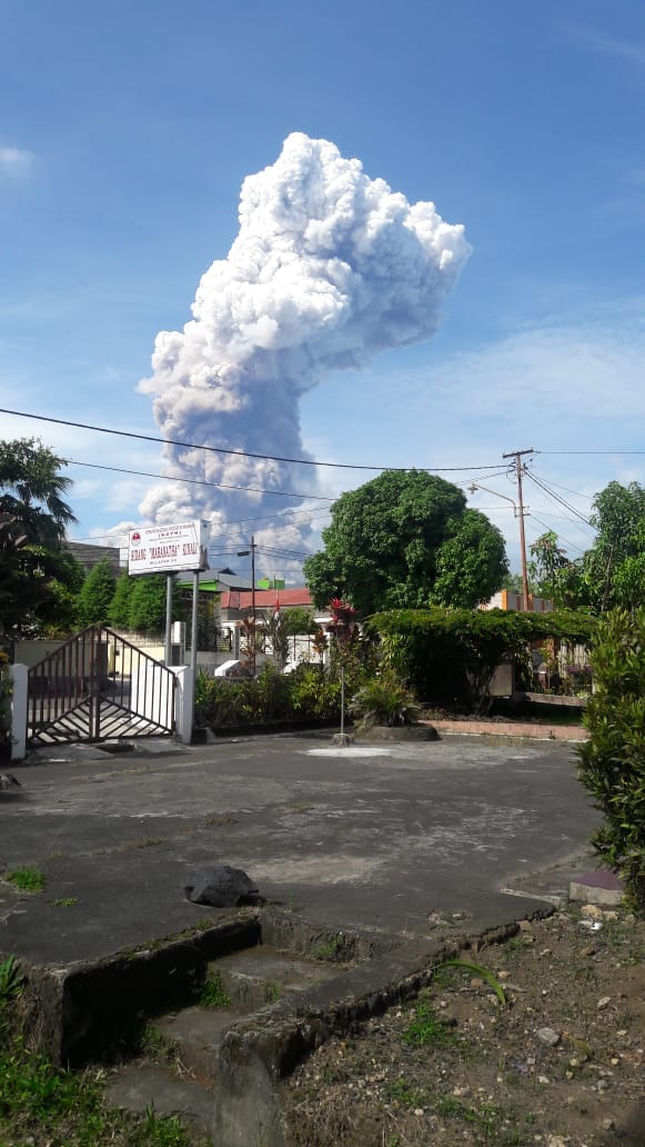 4 Potret letusan Gunung Soputan, tinggi abu vulkanik capai 4.000 meter