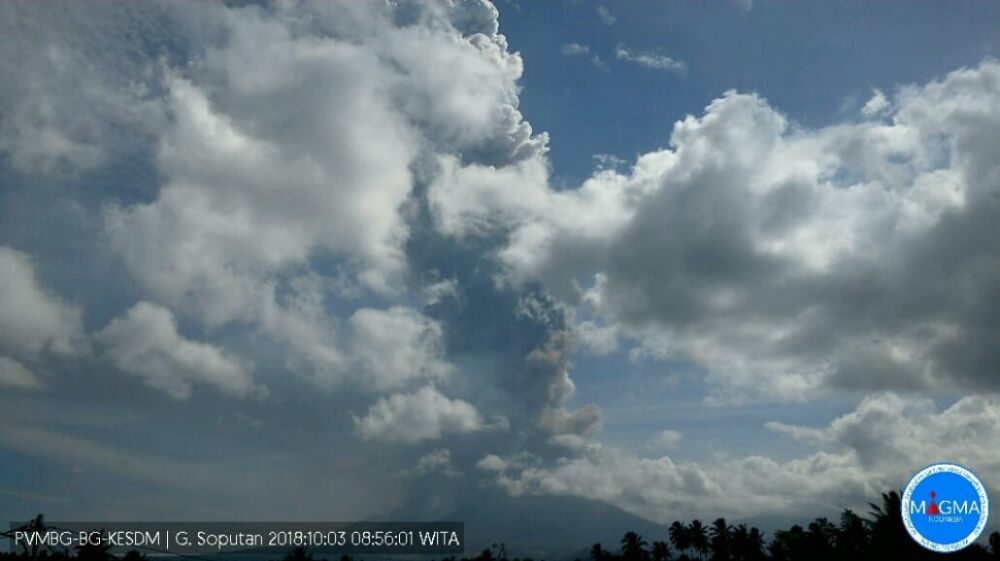 4 Potret letusan Gunung Soputan, tinggi abu vulkanik capai 4.000 meter