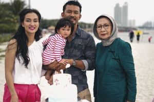 11 Imajinasi usil netizen mikirin Rio Dewanto soal Ratna Sarumpaet