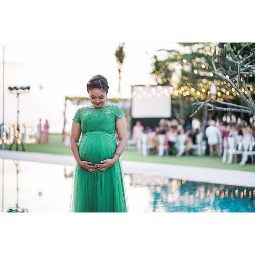 10 Potret Cici Panda hamil besar, tetap kerja & antar putrinya sekolah