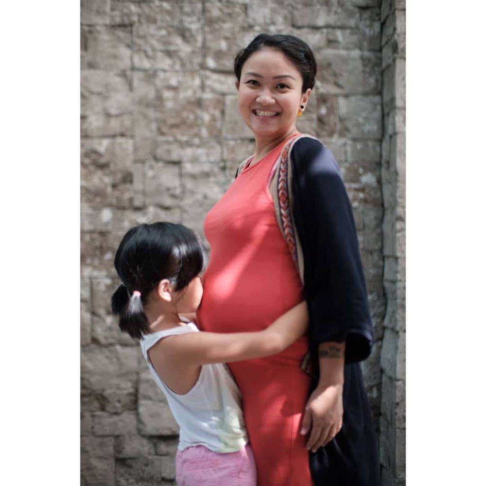 10 Potret Cici Panda hamil besar, tetap kerja & antar putrinya sekolah