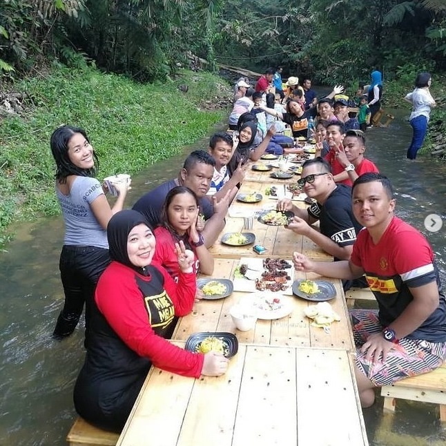 5 Restoran ini sajikan sensasi makan sambil nyemplung di sungai