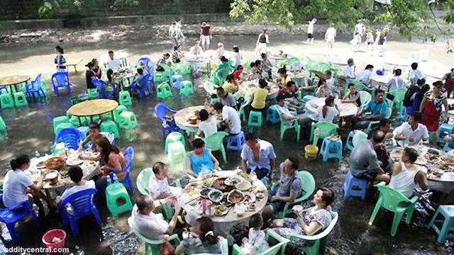 5 Restoran ini sajikan sensasi makan sambil nyemplung di sungai