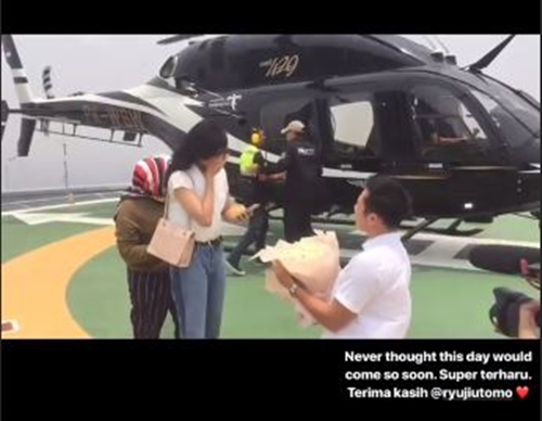 Belum lama pacaran, begini cara romantis Ryuji Utomo lamar kekasihnya