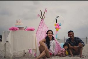 10 Potret mesra pasangan Rio Dewanto-Atiqah Hasiholan, jauh dari gosip