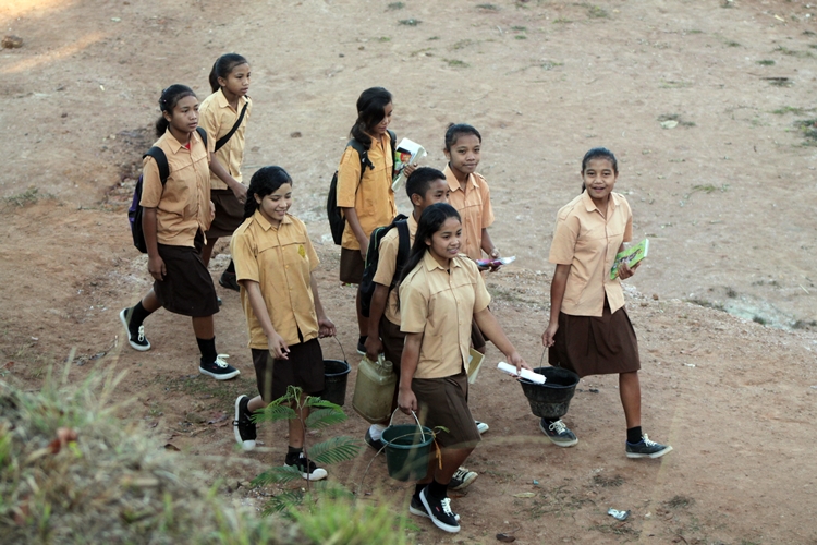 Siswa di desa ini bawa air sendiri untuk keperluan kamar mandi