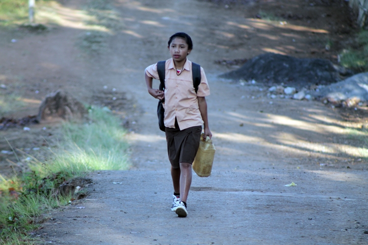 Siswa di desa ini bawa air sendiri untuk keperluan kamar mandi