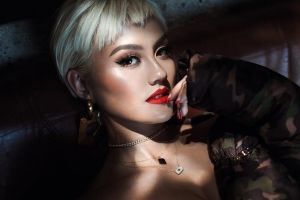 Tak melulu mewah, ini 10 fashion item Agnez Mo di bawah Rp 500 ribu