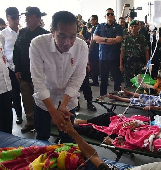 7 Gaya Presiden Jokowi bercelana jeans saat tugas negara